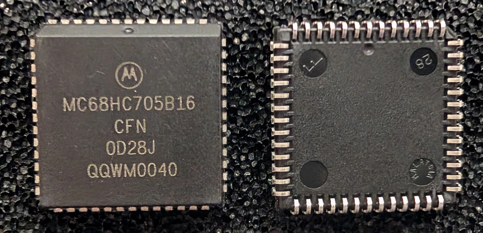 MC 68HC705 B16 (PLCC52)