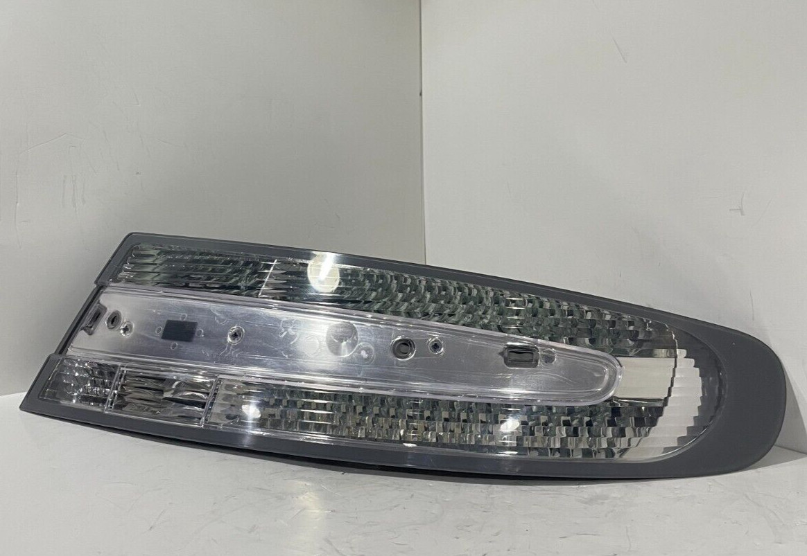 2005-2016 ASTON MARTIN DB9 RIGHT PASSENGER SIDE TAIL LIGHT GRAY 8D3313404-AJ OEM