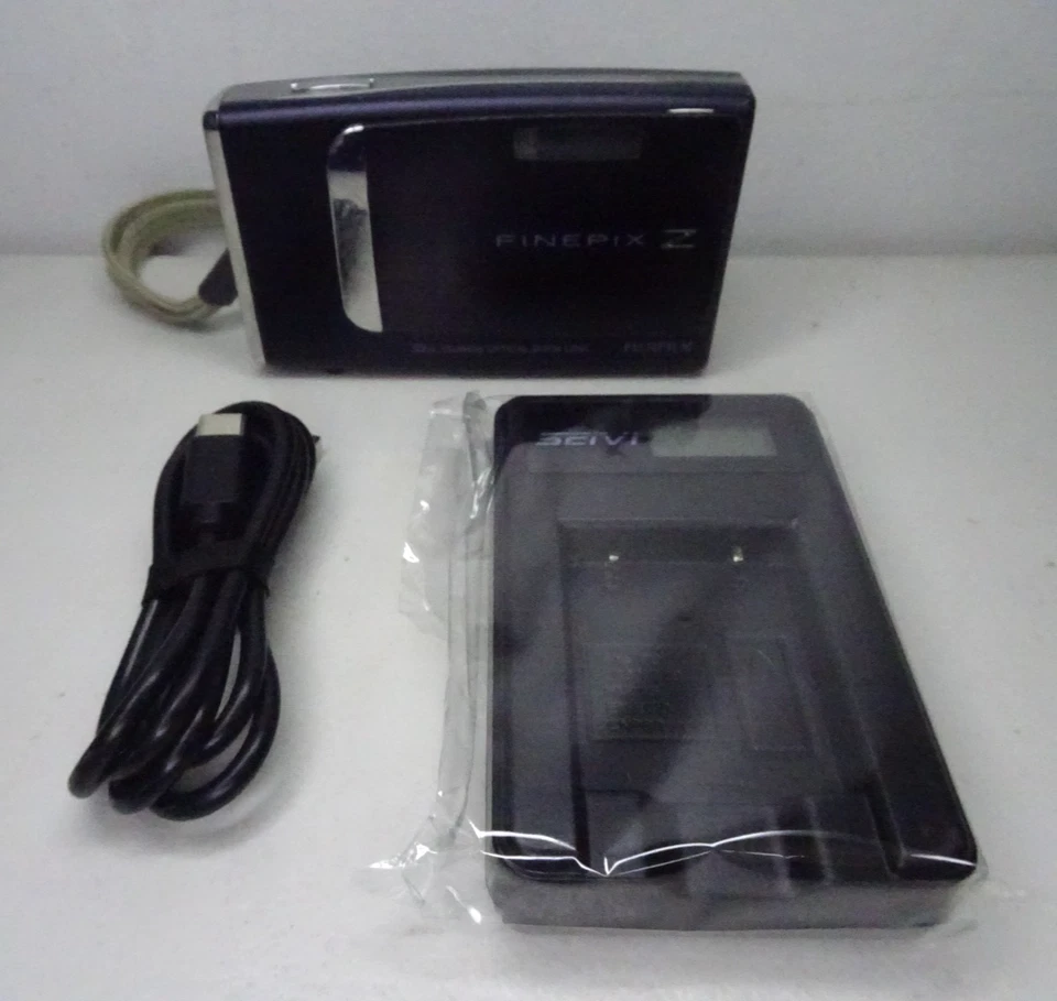 Fujifilm FinePix Z Series Z10fd 7.2MP Camera - Midnight black & Accessories - Image 2 of 4