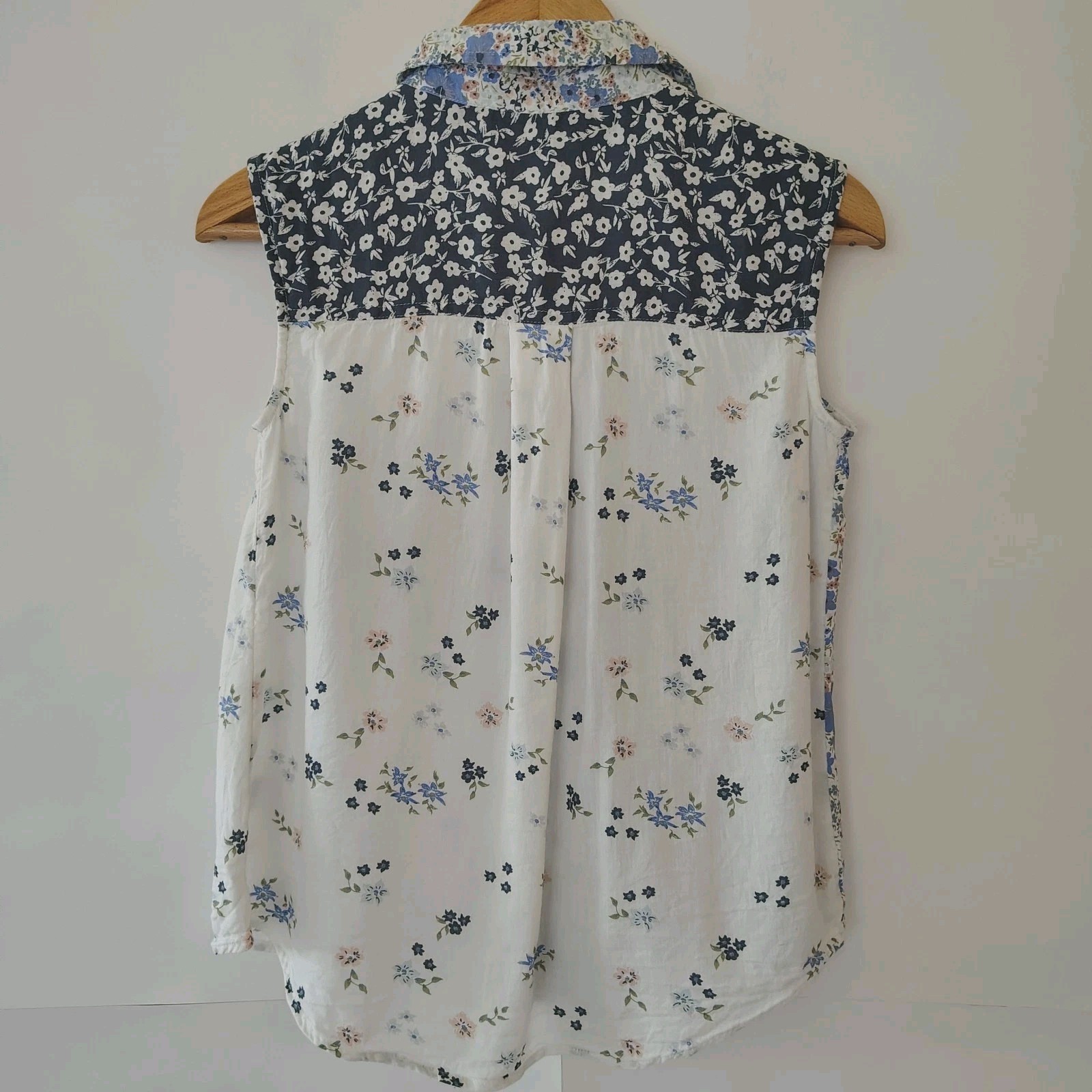 SO Floral Patchwork Sleeveless Button Up Blouse S… - image 4