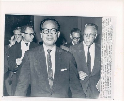1962 Indonesian Foreign Minister Sobandrio Newsmen Politics Business Suit Photo