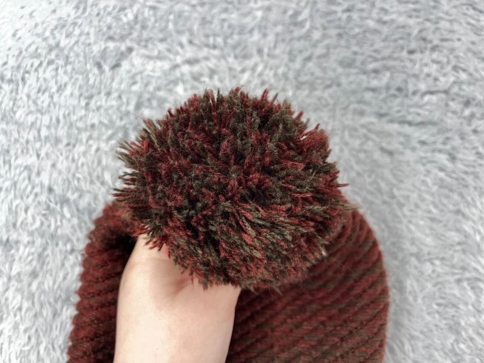 Urban Outfitters Gorro Toque Mujer Talla Única Marrón Rojo Tejido 100% Acrílico Pom Foto 3 de 4