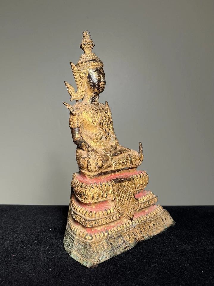 Deslumbrante Buda Sentado Rattanakosin Bronze Dourado. Tailândia. Cerca de 1800. 7 pol. de altura - Imagem 2 de 4