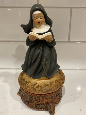 Rotating Nun Singing with Choir Book Musical Figurine Sankyo Japan Vintage Apco