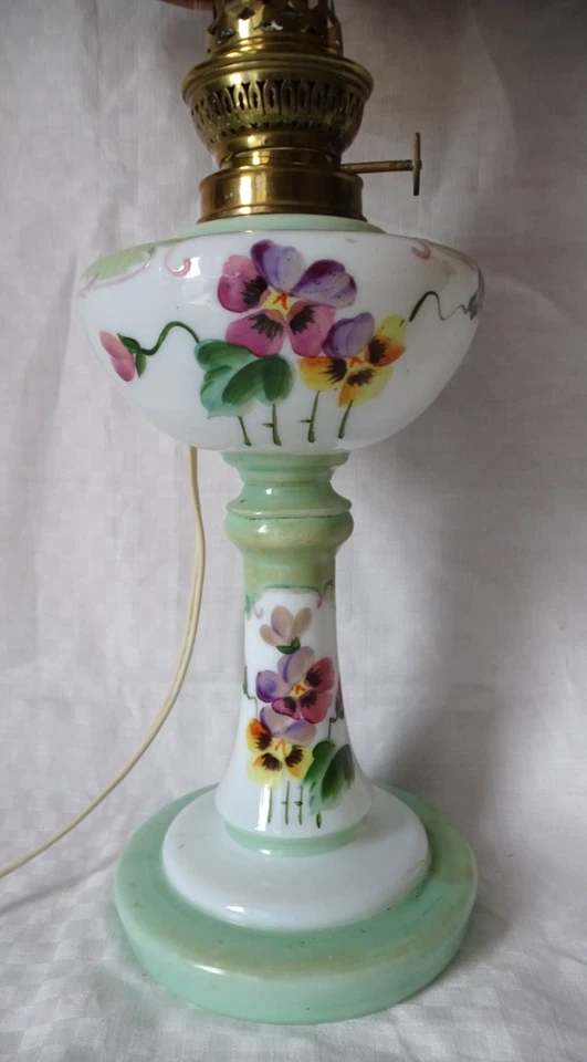 ANCIENNE LAMPE A PETROLE ELECTRIFIEE OPALINE EMAILLEE ABAT-JOUR RHODOID ,PENSEES - Photo 2/4