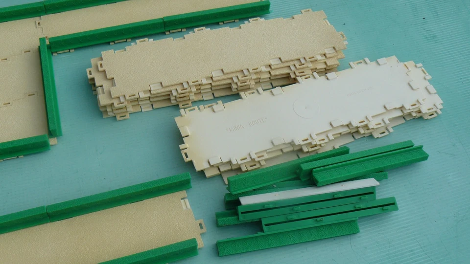 Marque MINIA - Routes avec bordures vertes à assembler. Long = 24cm, larg = 6cm - Photo 2/4