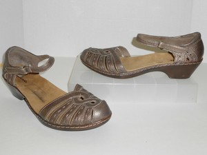 clarks low heel pumps