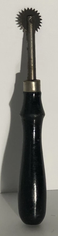 Rueda de calco vintage con mango de madera y perforador de cuero Foto 2 de 4