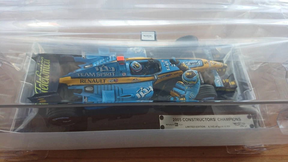 Hotwheels G9754 1:18 Renault R25 F1 Car 2005 With F. Alonso & Fisichella Figures - Image 2 of 4