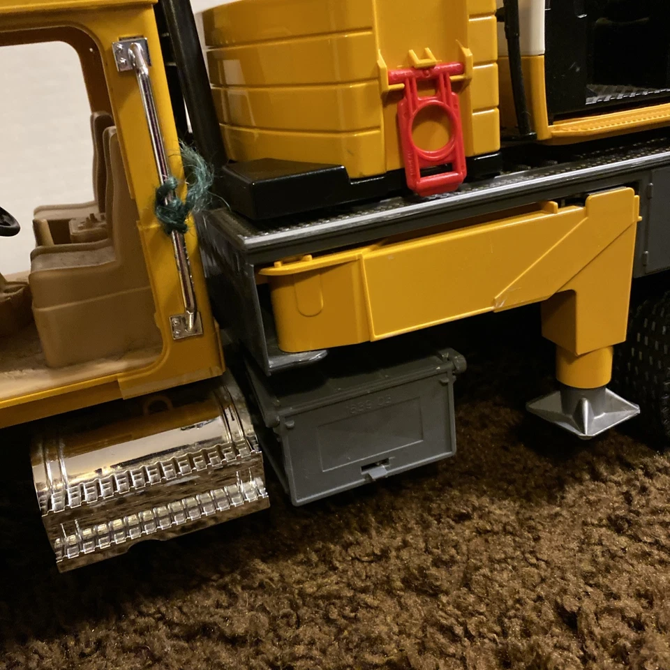 Bruder Mack Granite Liebherr Crane Truck 02818 Yellow 1:16 LTF 1045 Semi-Loader* - Image 4 of 4