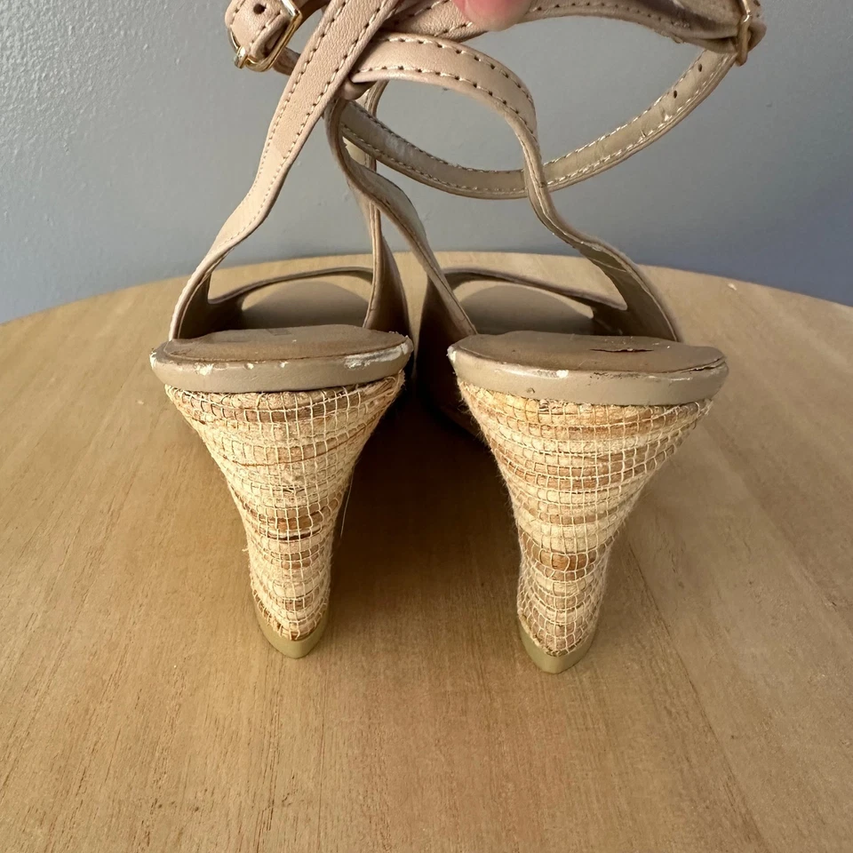 Sandalias Worthington para mujer de cuero beige con correa en el tobillo y tacón de cuña talla 6,5 Foto 3 de 4