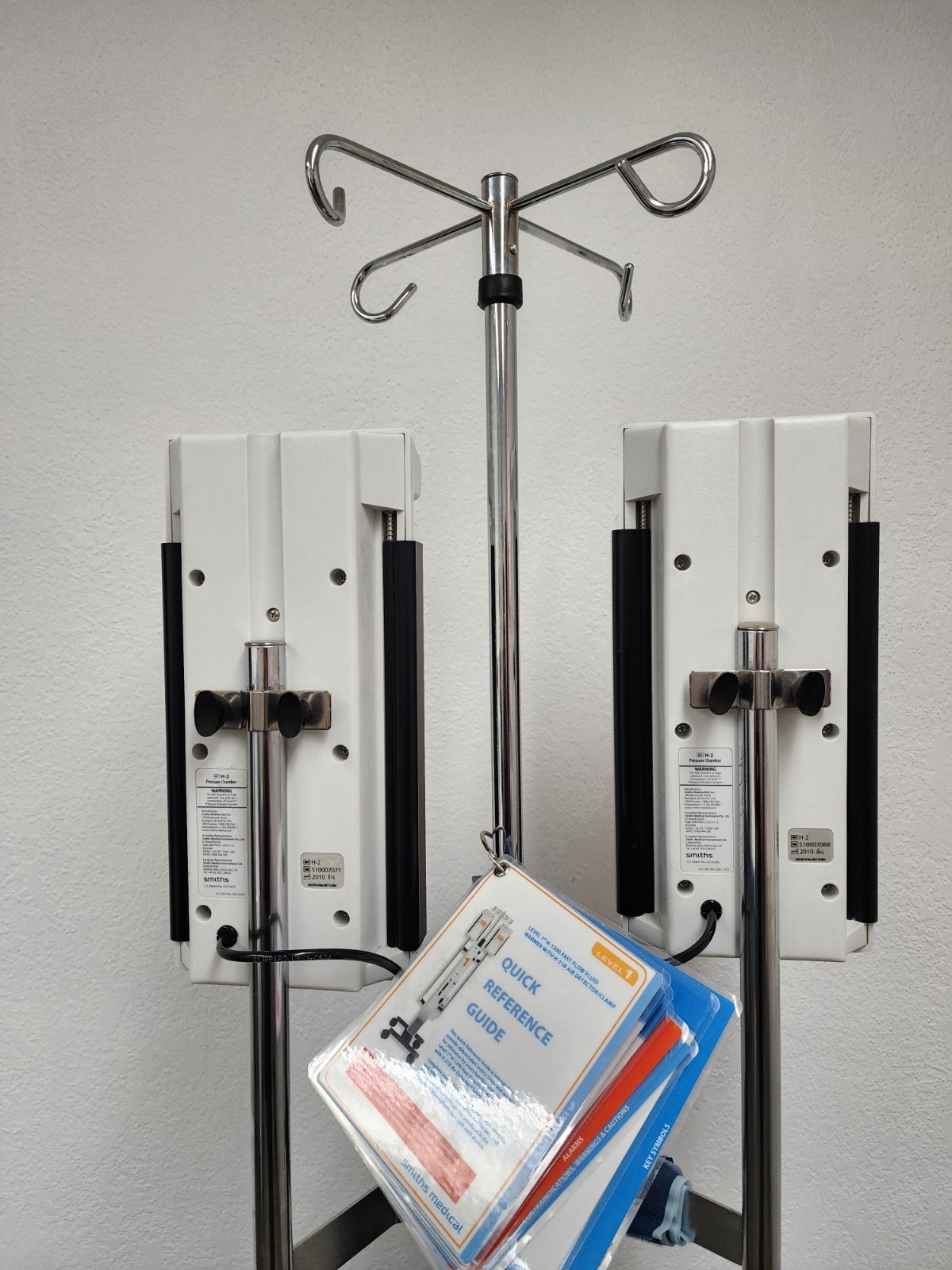 Smiths Medical Dual H-2 Pressure Chamber Level 1 on Rolling Cart w/ IV Pole