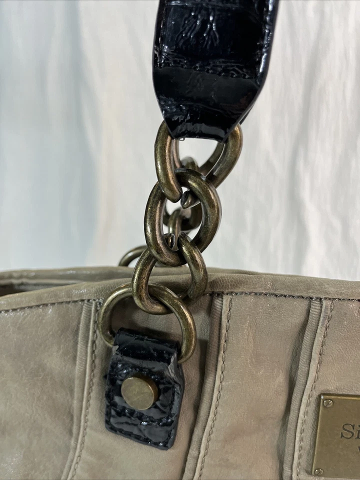 Bolso de Mano Simply Vera By Vera Wang Champiñón Tostado/Topo con Borde de Patente Negro Foto 3 de 4