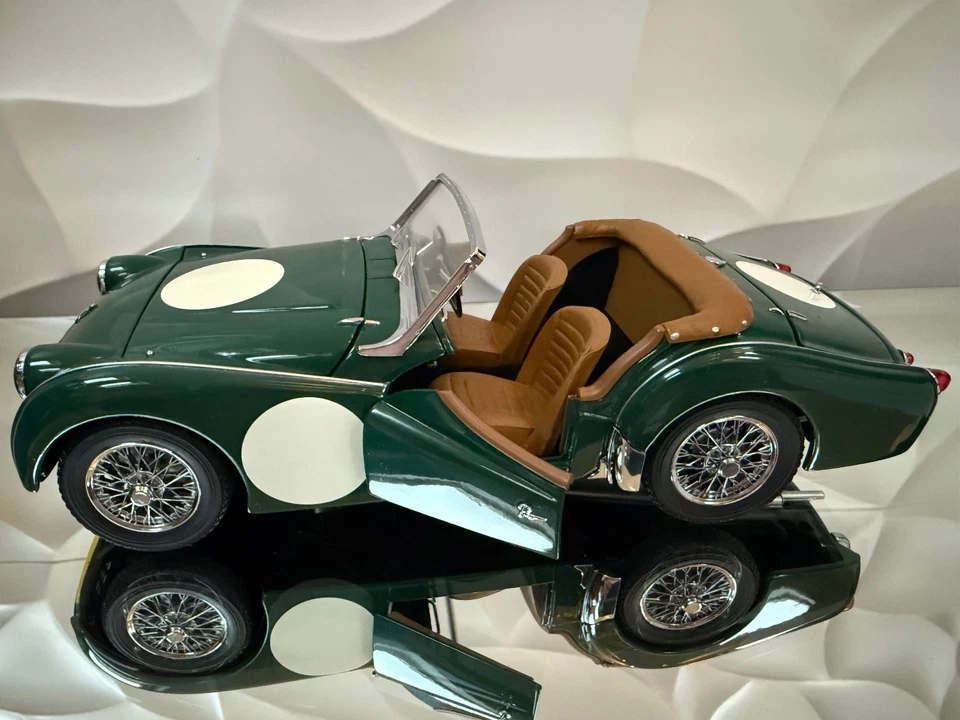 Kyosho 1:18 Triumph TR3A Racing Plain Deco No. 08032GY - Image 3 of 4