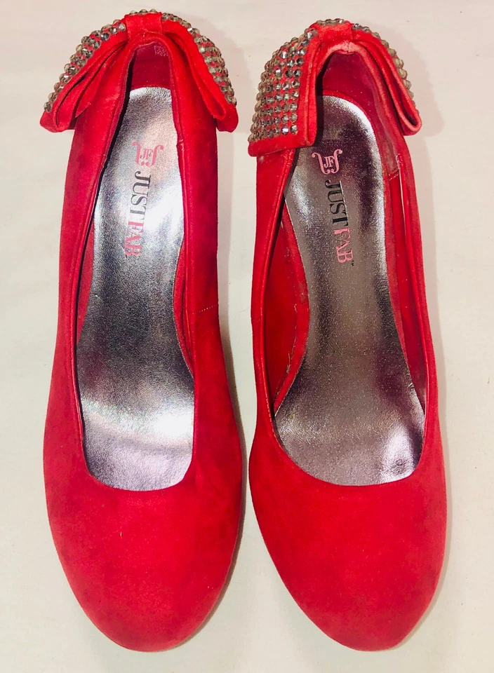 Tacones de plataforma de aguja con lazo de diamantes de imitación de gamuza rojos de JUST FAB talla 6 1/2 Foto 2 de 4