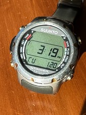 Orologio Suunto Stinger Titanium e computer subacqueo. Computer per immersioni subacquee.