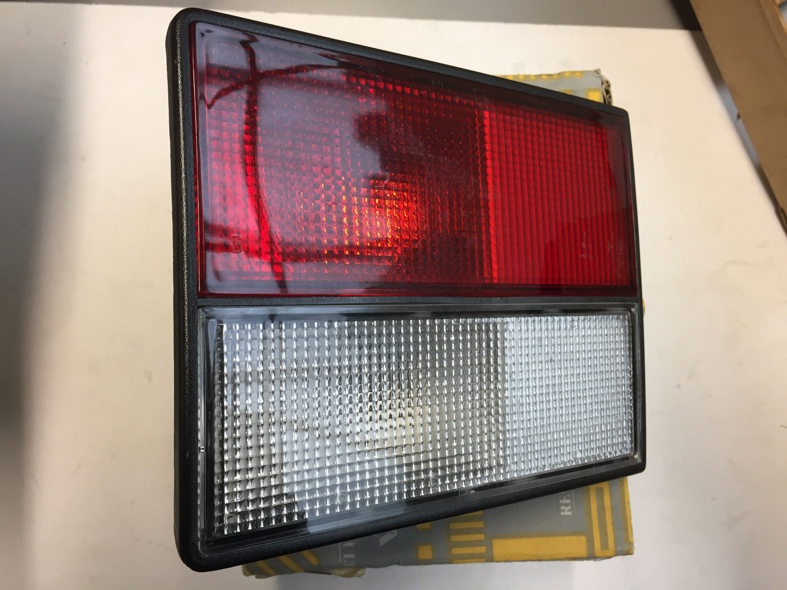 Feu coffre arrière droit Marelli 25081823 pour Renault R21 Nevada break avant 1989