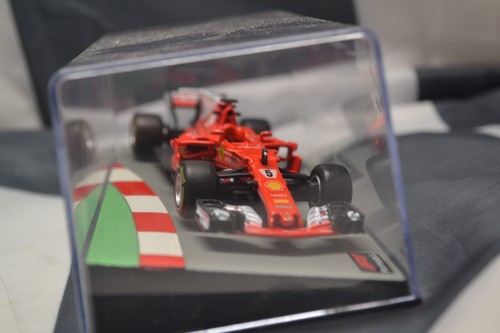 PANINI F1 SERIES - 2017 FERRARI SF70H - SEBASTIAN VETTEL - 1/43 scale model #62 - Picture 3 of 6