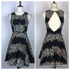 Everleigh Dress Women Sz S Fit Flare Floral Cut Out Back