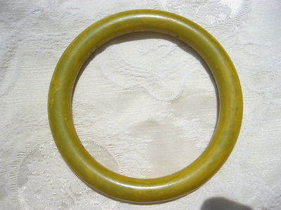 ANTIQUE CELERY GREEN & YELLOW SWIRLED CREAMED SPINACH BAKELITE BANGLE BRACELET