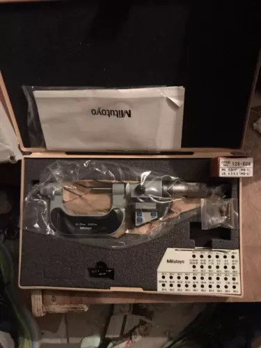 new Digimatic mitutoyo thread micrometer , 25-50mm with new anvil tips 126-806