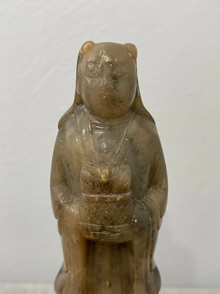 Antiga estátua chinesa esculpida em pedra-sabão do início do século XX mulher com cesta - Imagem 2 de 4