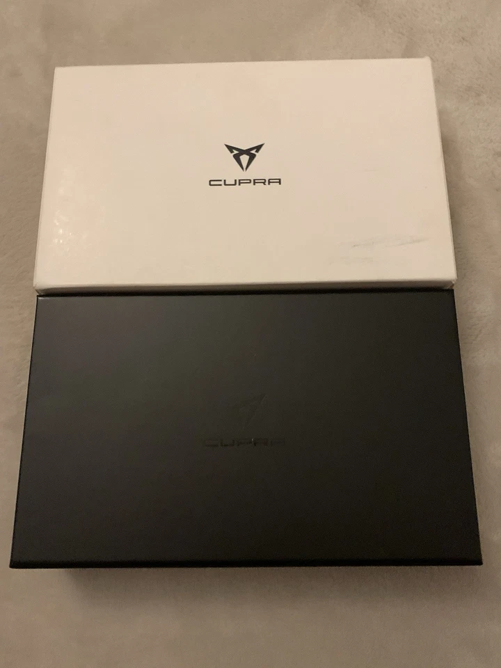 ✅ GENUINE CUPRA MEMBERS GIFT PACK, CARBON KEY & BRACELET, 5FF087013B - Image 2 of 3