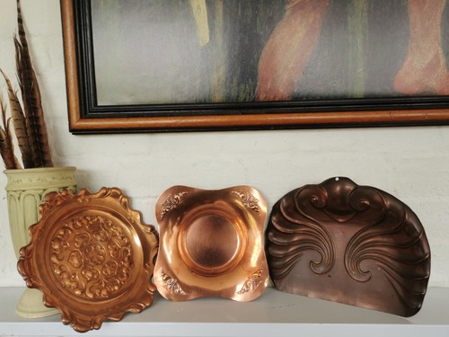 Lote de trabajo de 3 platos antiguos de cobre/bandeja para migas con diseños Nouveau