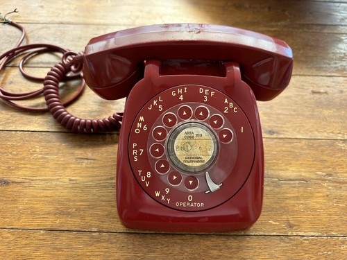 VINTAGE RED ROTARY DAIL PHONE MID CENTURY MODERN TELEPHONE AUTOMATIC ELECTRIC - Afbeelding 1 van 11