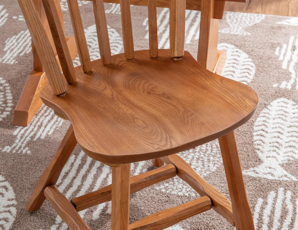 Juego de dos sillas laterales de madera Linon Reedhaven de grado comercial en marrón roble mediano Foto 2 de 4