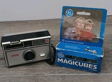 Kodak Instamatic 104 Camera With 3 Flashcubes. J48