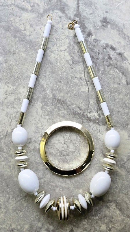 CHUNKY RETRO VTG BEADED STATEMENT NECKLACE SAUCER BANGLE LUCITE WHITE GOLD BEADS