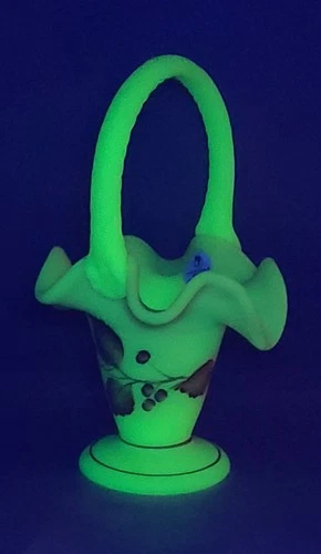 Fenton Burmese Leaves Berries Glass Basket #30/300 Shelleys Keepsakes  GLOWS 7"