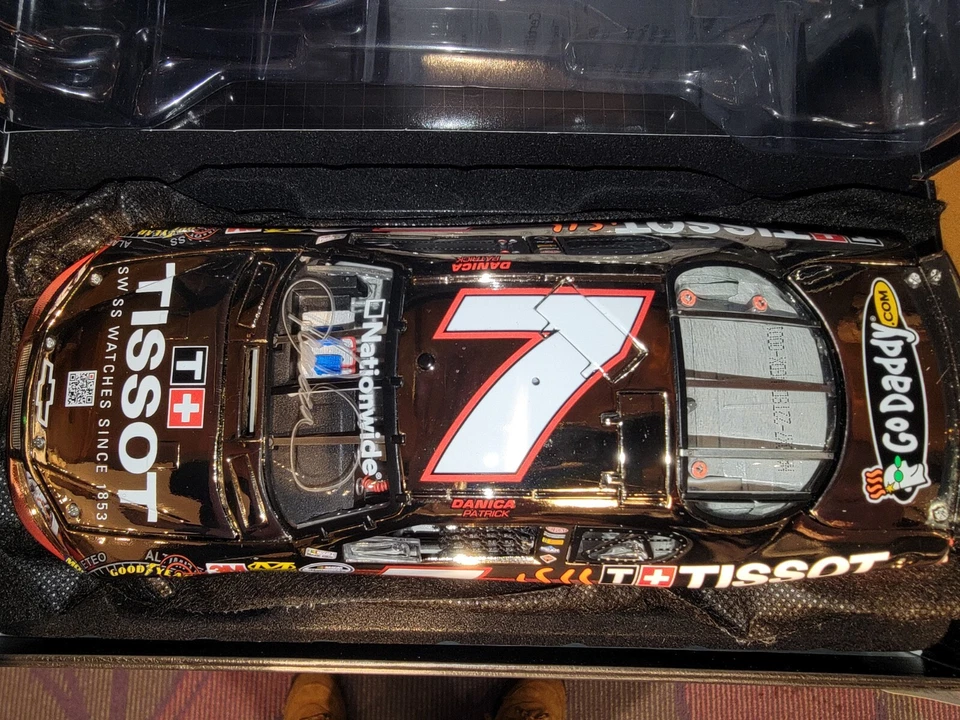 2010 Danica Patrick #7 autografado TISSUET 1:24 ELITE Impala - Acabamento OURO branco - Imagem 3 de 4
