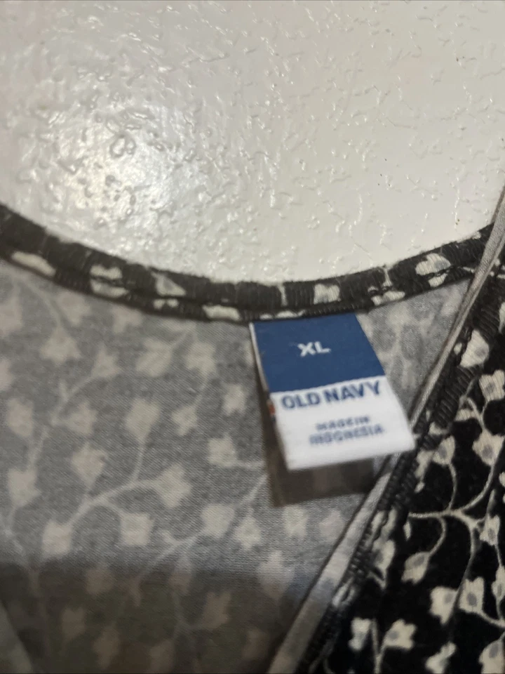 Old Navy Women's  black.white floral￼Dfess style black Ditzy  floral women’s xl - Image 4 of 4