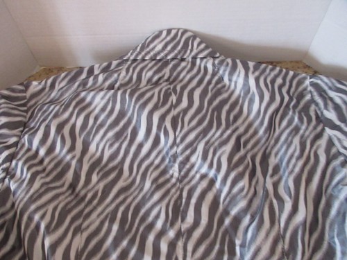 CHICO’S Size 3 Gray & White Abstract Design Belted Polyester Jacket Ex Condition - Picture 11 of 12