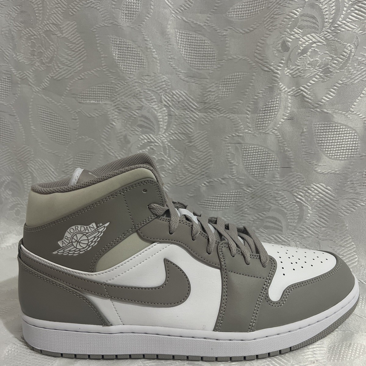 AIR JORDAN 1 MID COLLEGE GRAY 13 554724 082 RETRO LIGHT BONE  display picture 1