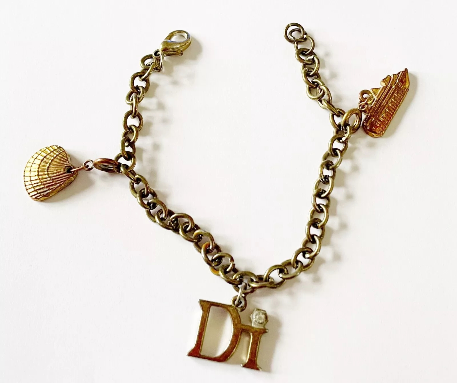 Bracelet Dior ton or breloque vintage trois breloques navire coquille initiale di