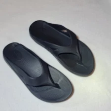 Women's 11 Oofos Black Slip On Flip Flop Shoe Used