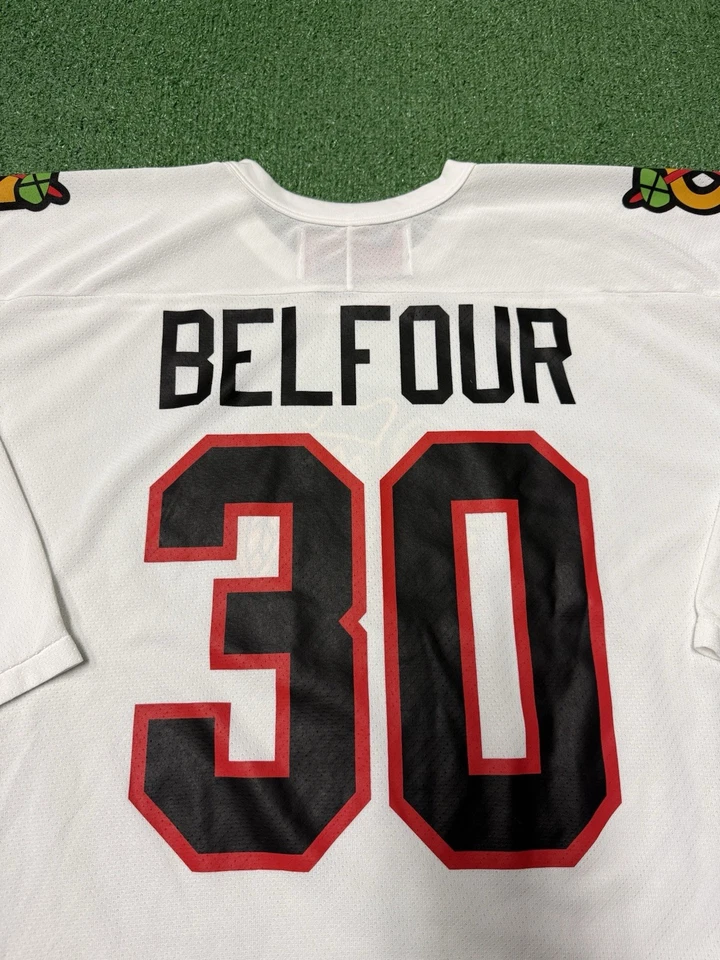 Camiseta deportiva de hockey vintage de los 90 Ed Belfour Blackhawks CCM para hombre talla XL blanca marcada por la NHL Foto 2 de 4