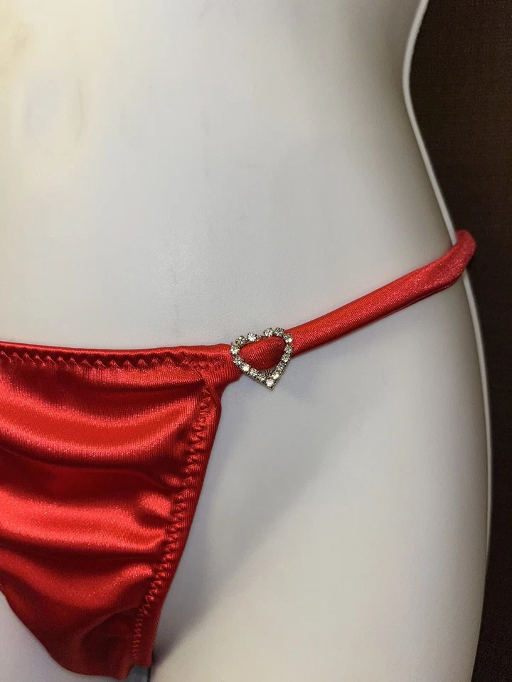 Tanga grande de satén rojo - corazones de diamantes de imitación - hecha a mano - NUEVO Foto 3 de 4