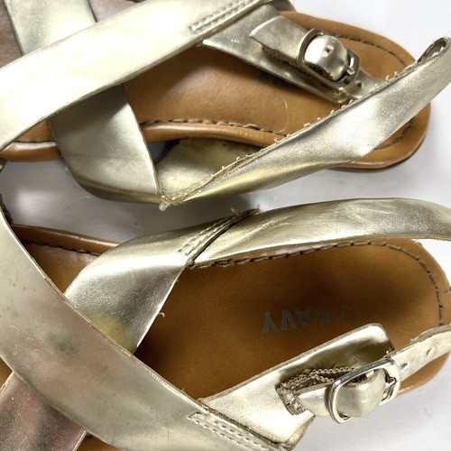 Little girls Old Navy gold metallic sandals size 11 - Picture 9 of 10