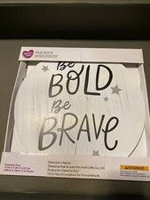 Suspension murale crèche au choix des parents, soyez audacieux soyez courageux, 11", blanc et gris