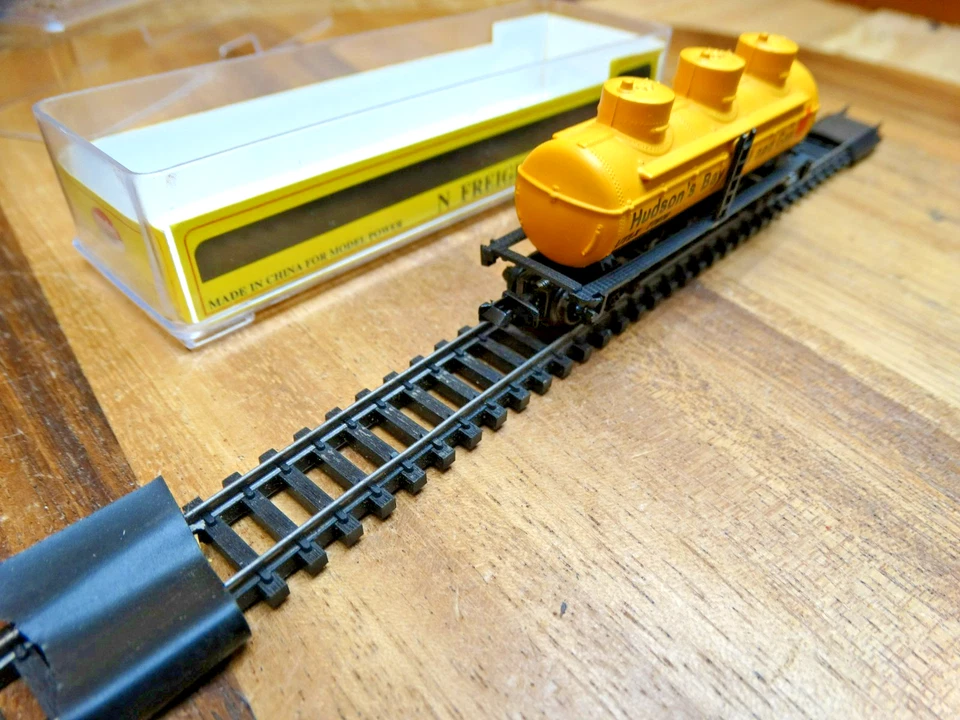 Model Power N Scale 34' Hudson's Bay Oil & Gas ULTX 77976 Tri-Dome Tank Car - Image 4 of 4