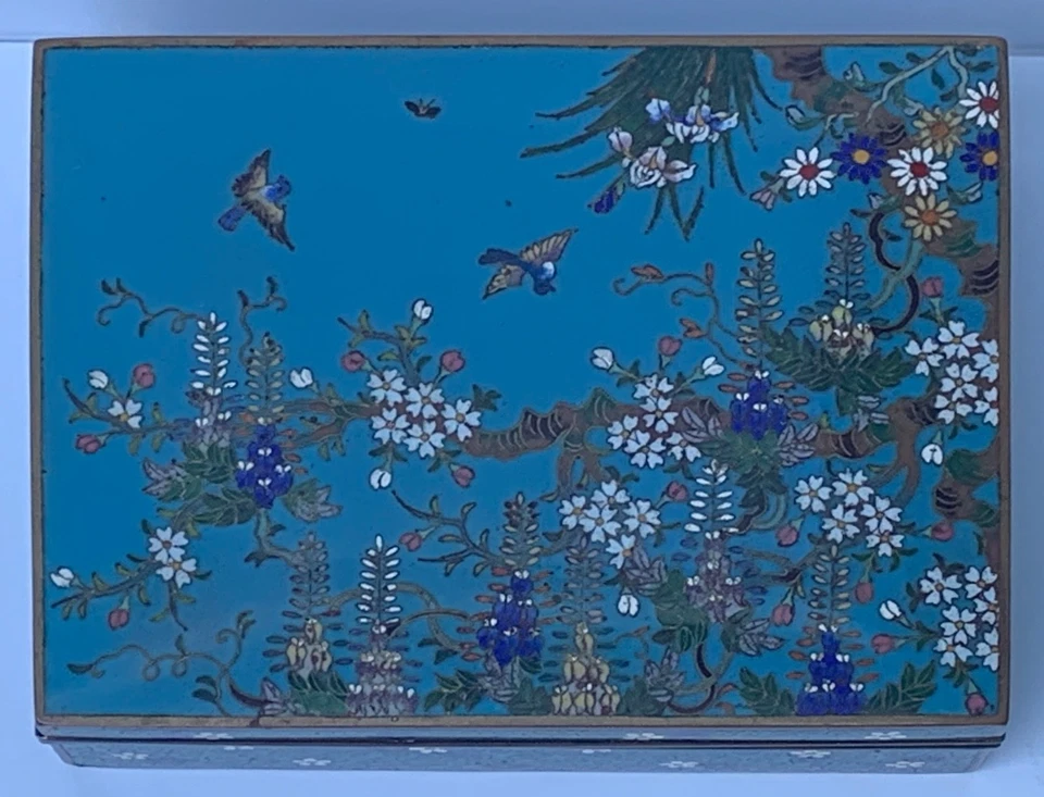 Antigua caja de baratija japonesa Cloisonne con bisagras floral y pájaros Foto 3 de 4