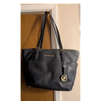 バッグ MICHAEL KORS Black totebag limited model Michael Kors Black Tote Bag Gold Hardware Logo Charm Zip Closure