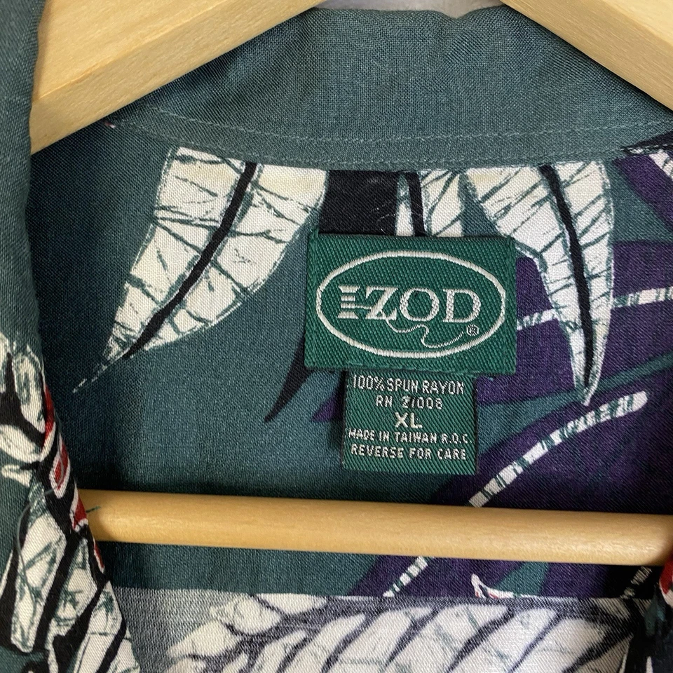 IZOD Vintage Hawaiian Shirt XL Rayon Jungle Leaf Print Made in Taiwan 90s Aloha - Image 3 of 4