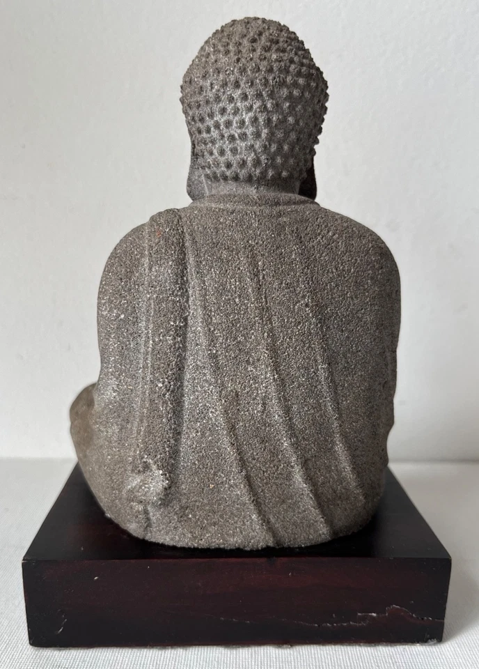 ANTIGUO PEDESTAL DE MADERA DE BUDA SENTADO PIEDRA TALLADA Foto 3 de 4