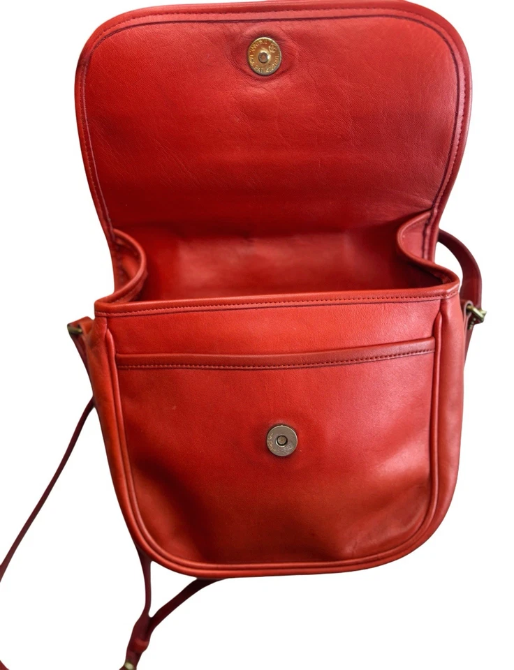 Bolso de montar Coach de cuero rojo de colección, bandolera cierre con solapa Legacy Foto 4 de 4