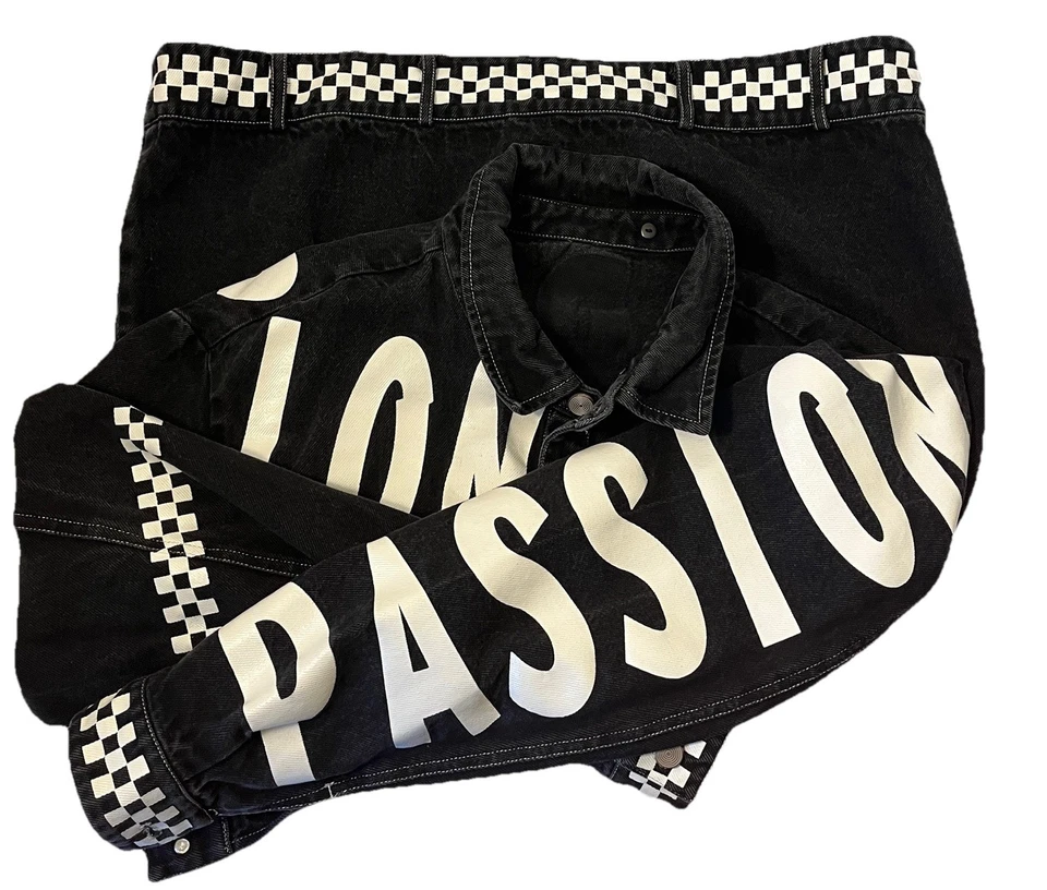 Chaqueta de mezclilla negra para hombre sin marca costuras blancas y botones con letras de vinilo Foto 3 de 3